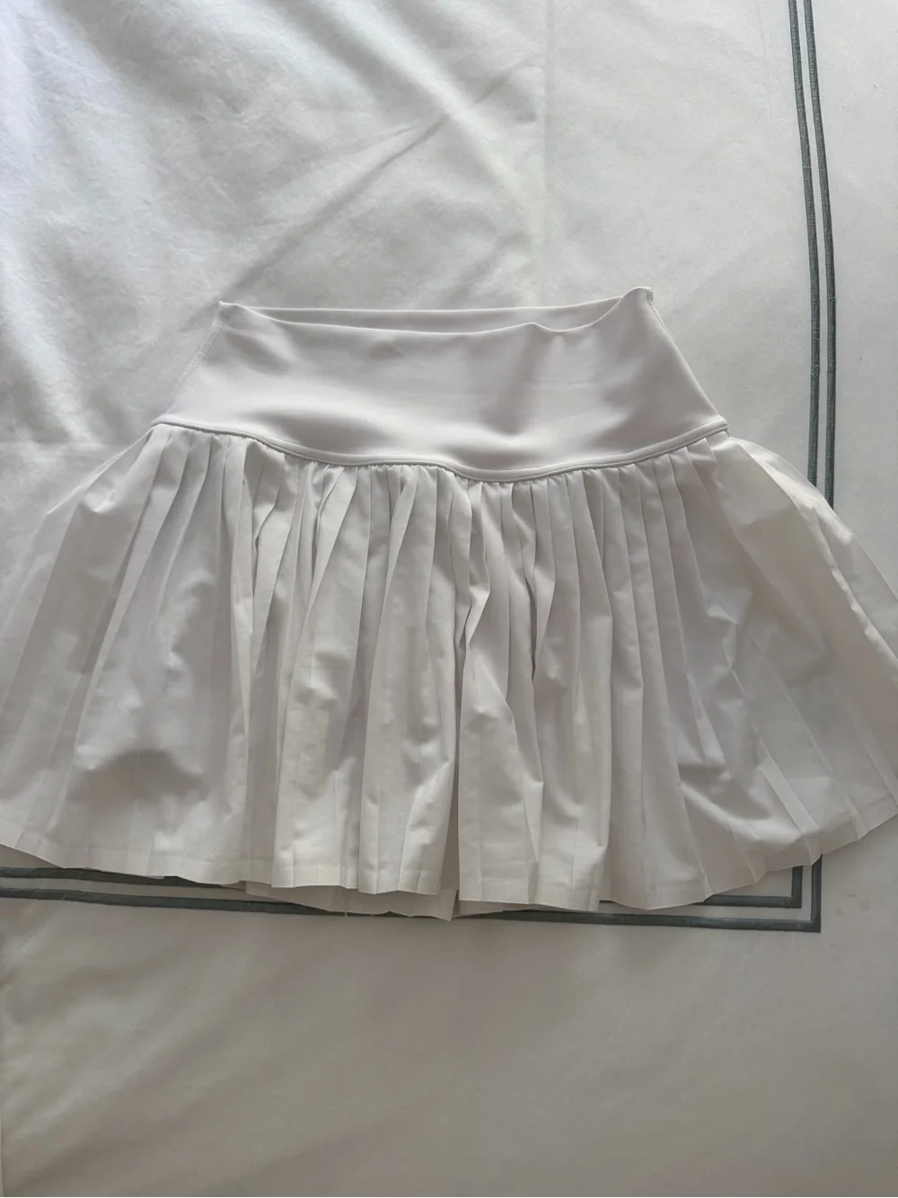 ALO Yoga White High-Waist Pleated Mini Skirt